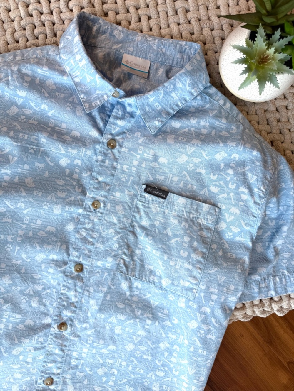 Columbia | Men’s Roger’s Peak™ Button Up Shirt Blue/White Camping Print | Large